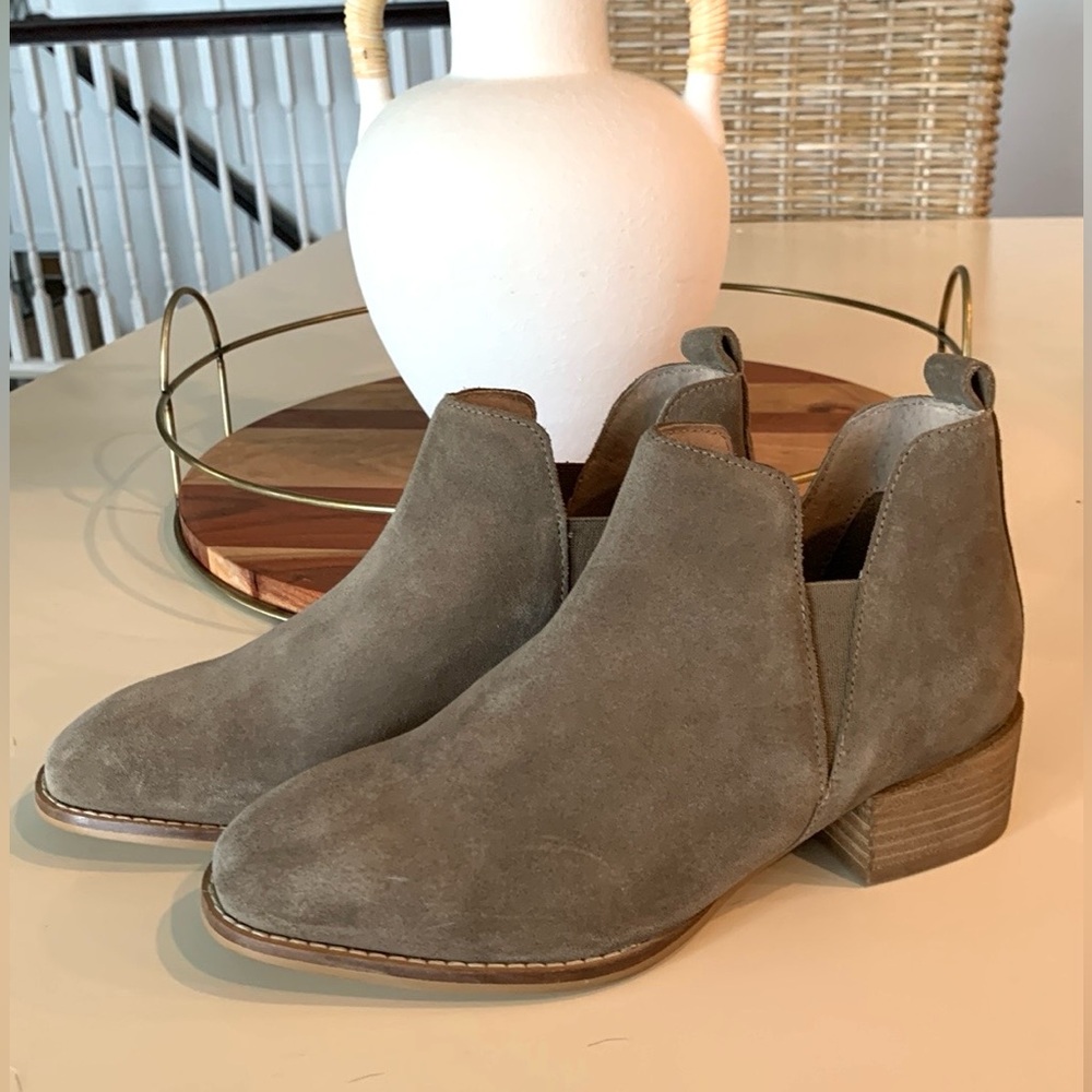 Like new—Seychelles Offstage Suede booties-Taupe-size 7